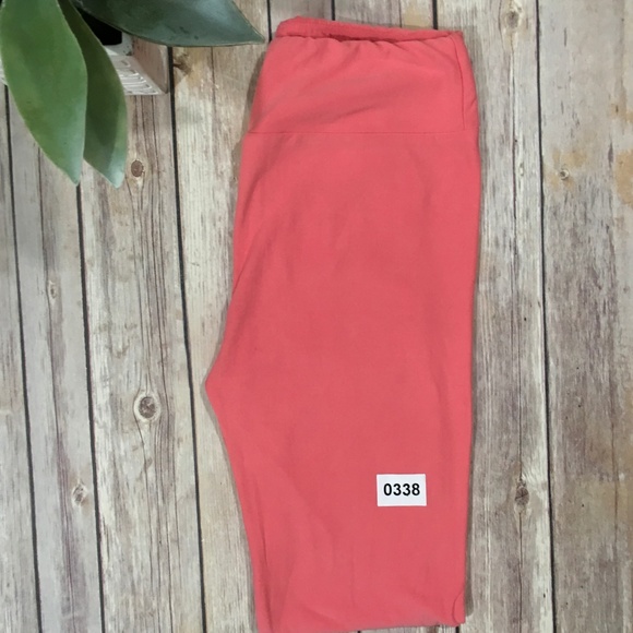 ✨OS Solid Coral Peach Leggings by LuLaRoe✨ - Picture 1 of 2